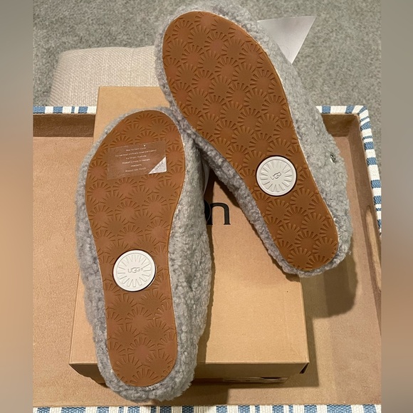 UGG Addison Slippers - Picture 2 of 3